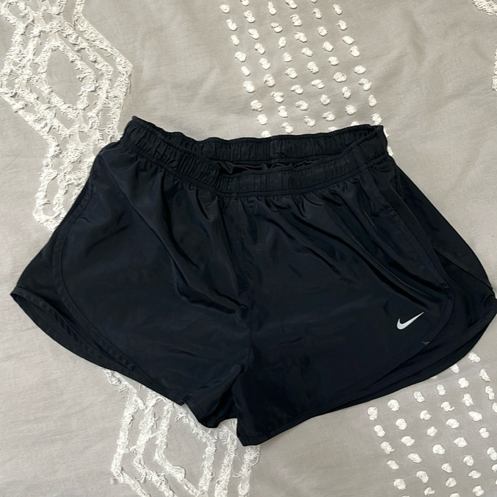 Nike dri-fit shorts black size: L